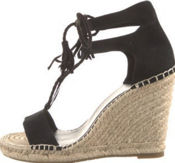 Espadrilles dengan aksen tassel di belakang